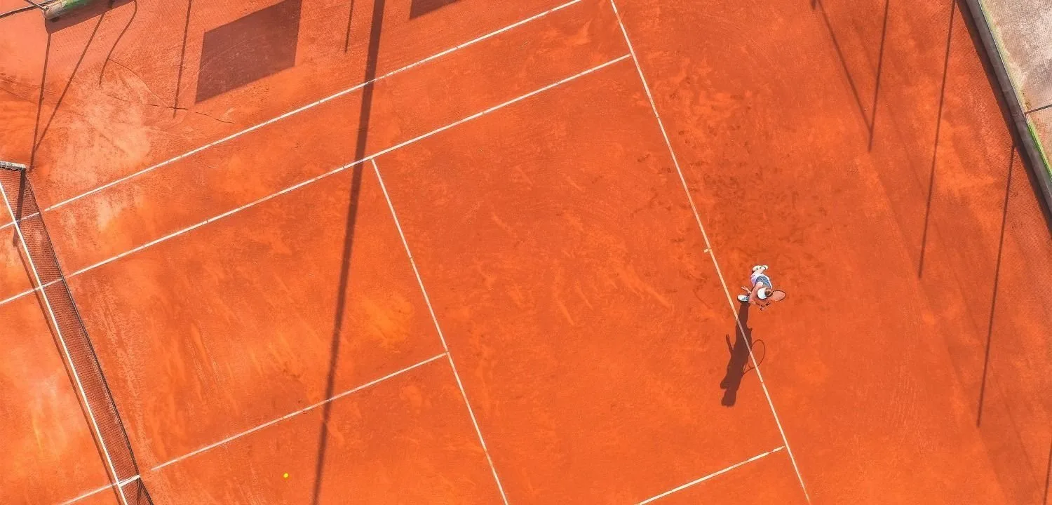 Vue aérienne d’un court en terre battue du club