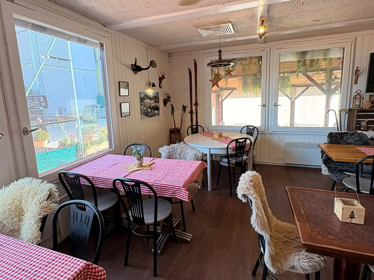 Vue d’ensemble de la salle de The Club Restaurant, au décor de chalet