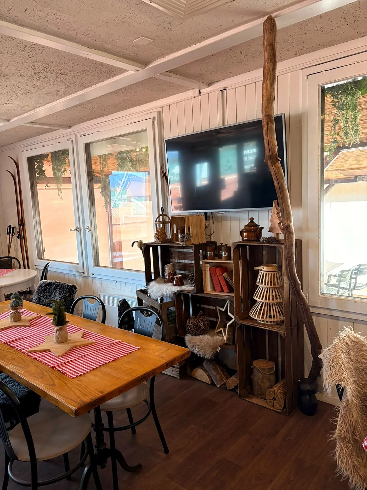 Wooden-crate shelves and chalet objects in the restaurant dining room