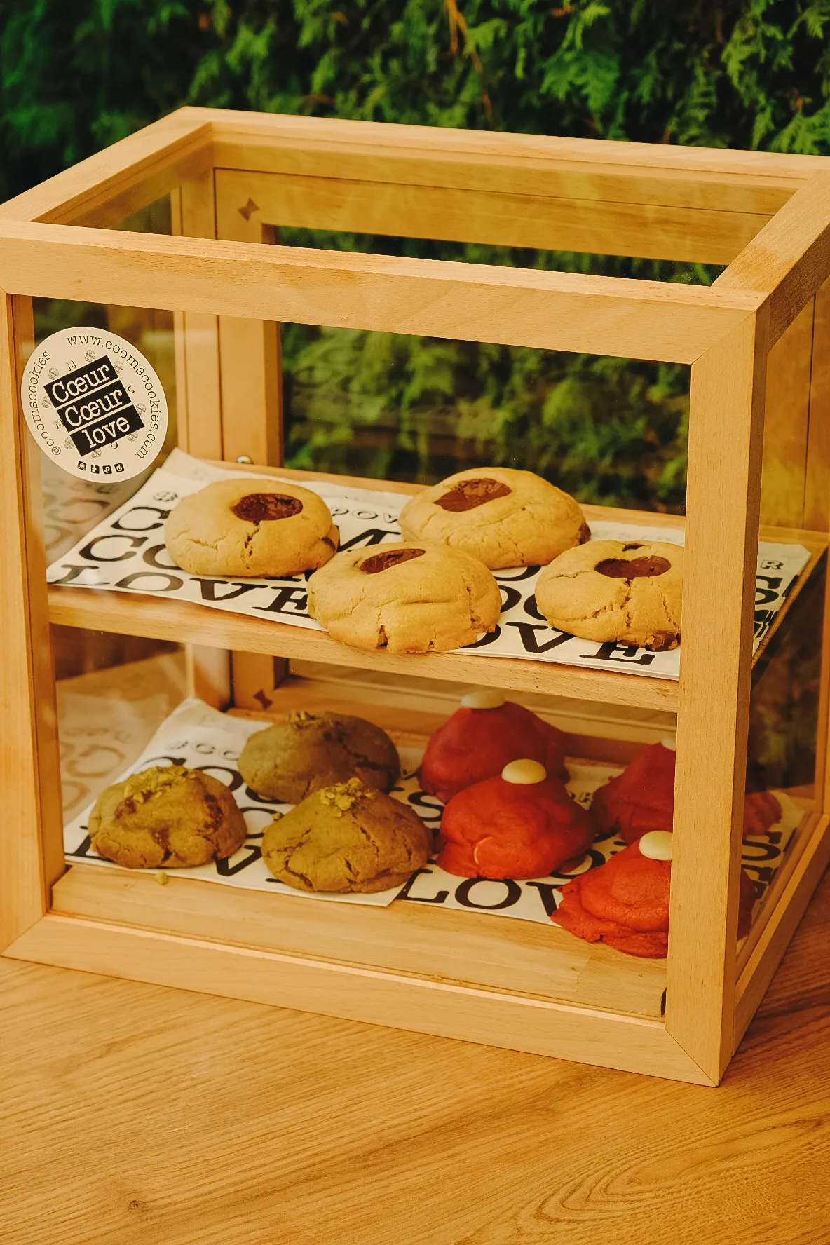 Une vitrine en bois garnie de cookies