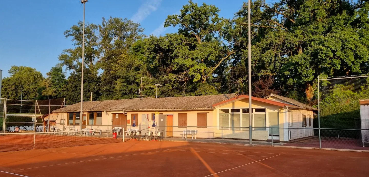 Le club-house et les courts en terre battue du Tennis Club de la Seymaz, sous le soleil